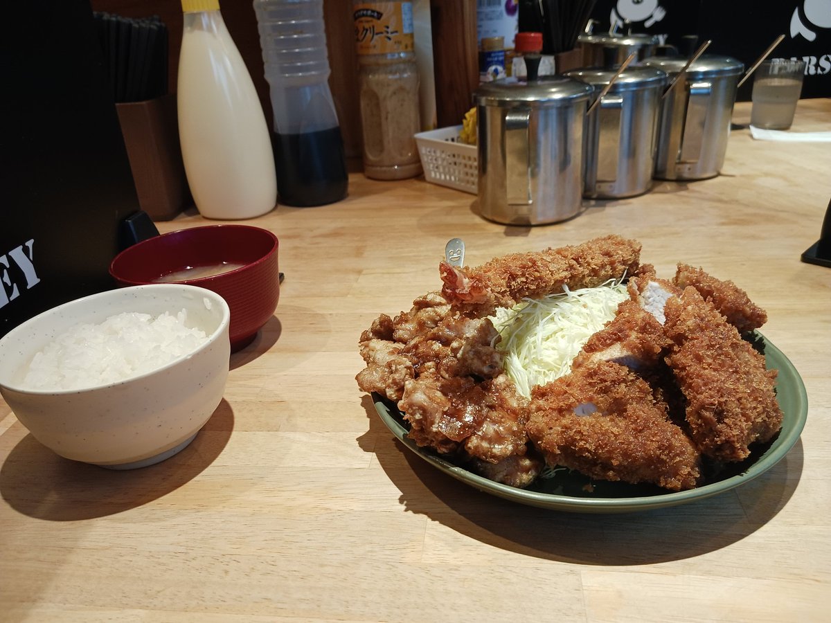 毎年１回は行われるツレとの競馬旅

朝10:00集合(必ず遅れてくる)▶中京競馬場12場過ぎ入り▶お互いそこそこ負ける▶パセリ開店と同時に入場▶腹膨れて死ぬwwww

今年も無事やれて満足w
 #洋食工房パセリ