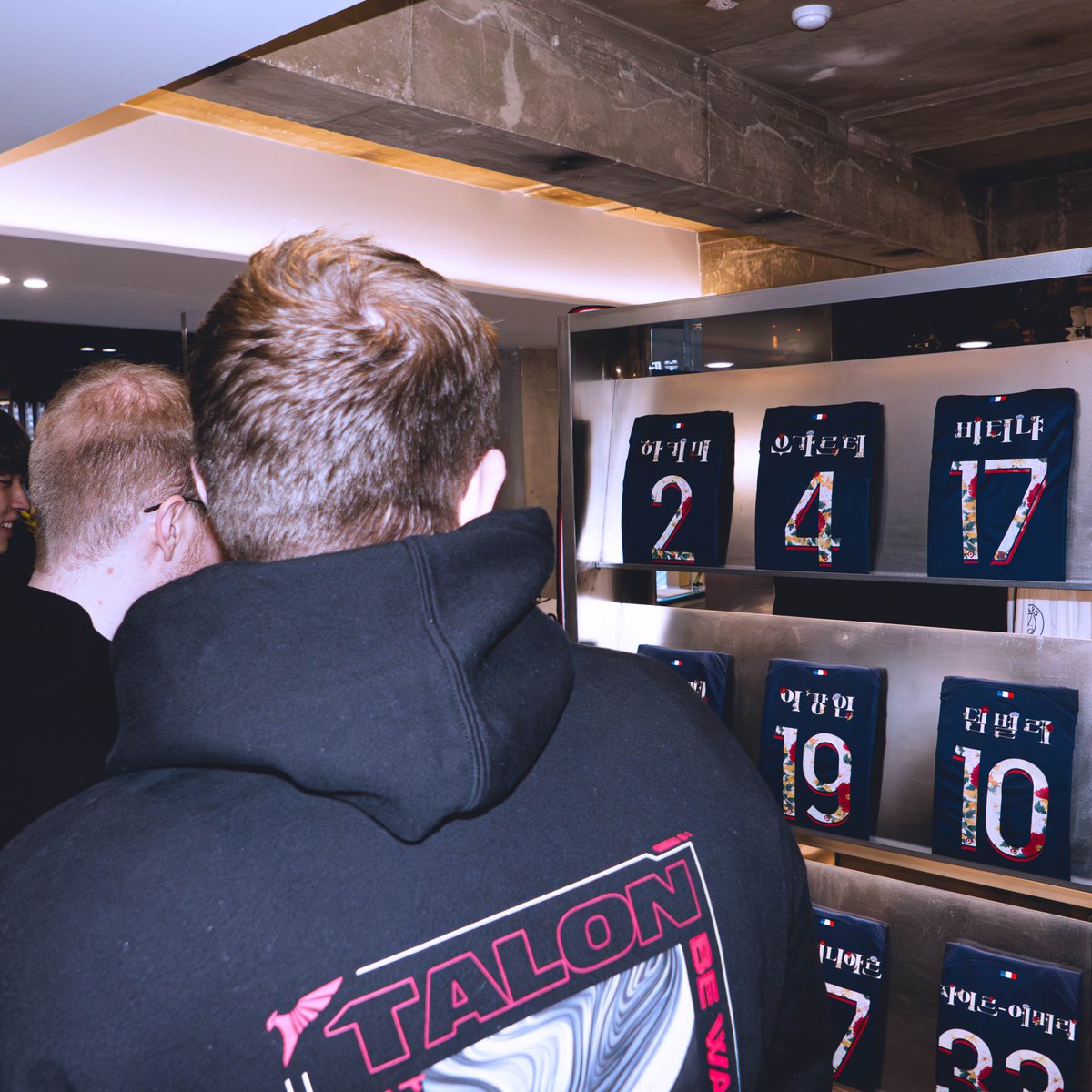 Pengu and Fabian were in for a treat at the @PSGeSports Store 😎 #ICICESTPARIS 🔴🔵 #SOARWITHTALON