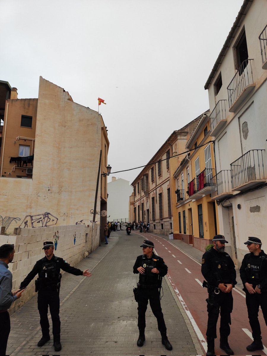 PzaConstitucion's tweet photo. Calle Parras ha sido aforada, no entréis por el Molinillo #CofradíasMLG https://t.co/1ENB6wBLUp