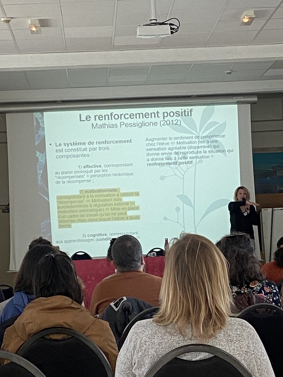 Gomgauth's tweet photo. Dans le cadre strict de la classe de Sophie, les élèves sont libres. Système de récompense qui ouvre les organismes à s’ouvrir à autrui. @icem_34 @pidapi_asso #colloque34 https://t.co/XCBbTPjVME