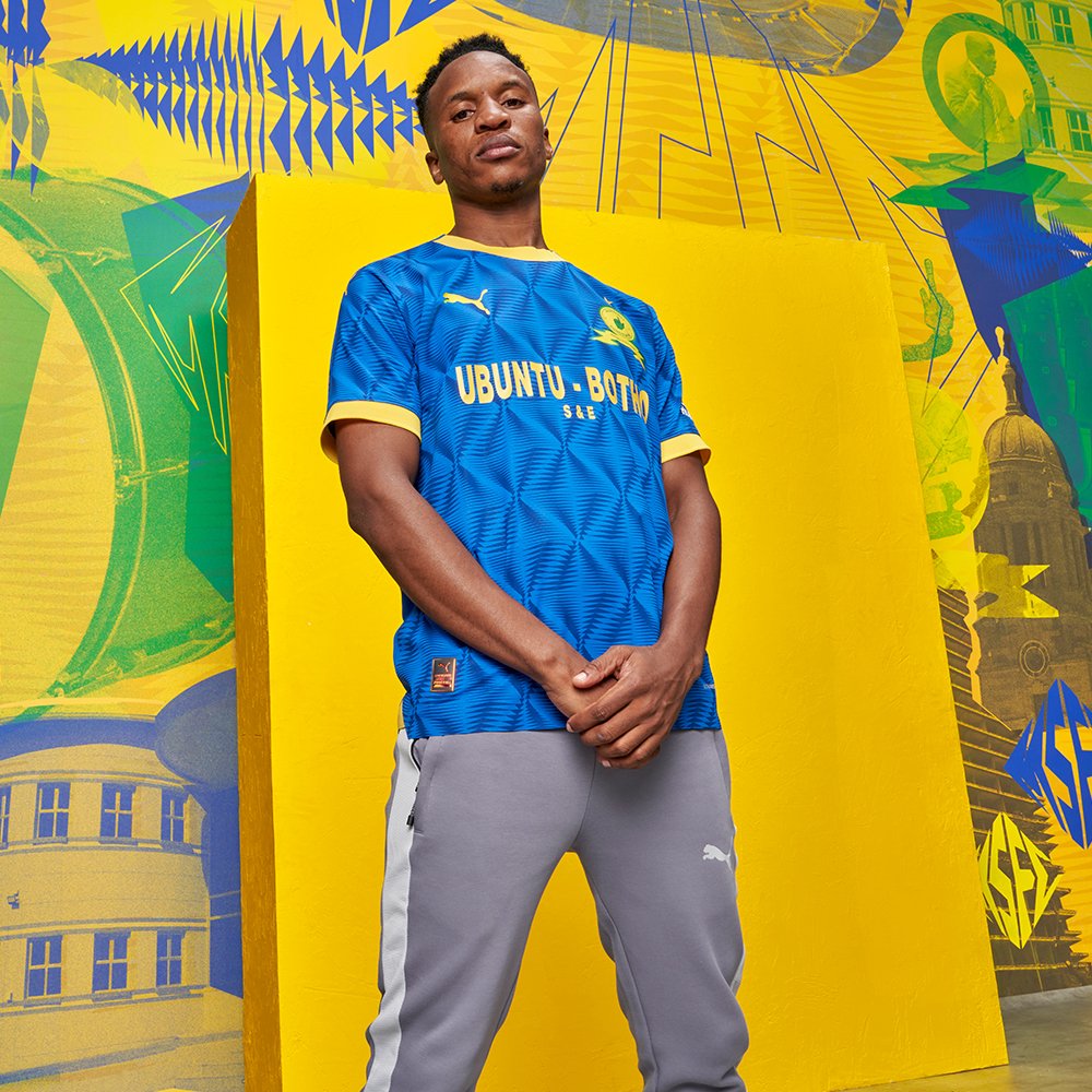 Masandawana's tweet photo. 𝐒𝐇𝐎𝐏 𝐘𝐎𝐔𝐑 𝐌𝐀𝐒𝐀𝐍𝐃𝐀𝐖𝐀𝐍𝐀 𝐑𝐄𝐏𝐋𝐈𝐂𝐀𝐒 𝐎𝐍𝐋𝐈𝐍𝐄 𝐓𝐎𝐃𝐀𝐘 💻

Shop your Home and Away replica's on our online store today and get your gear delivered to you anywhere around the world! 😍

Click the link to shop merch now! 📲 https://t.co/tdTpigYOGt

#Sundowns