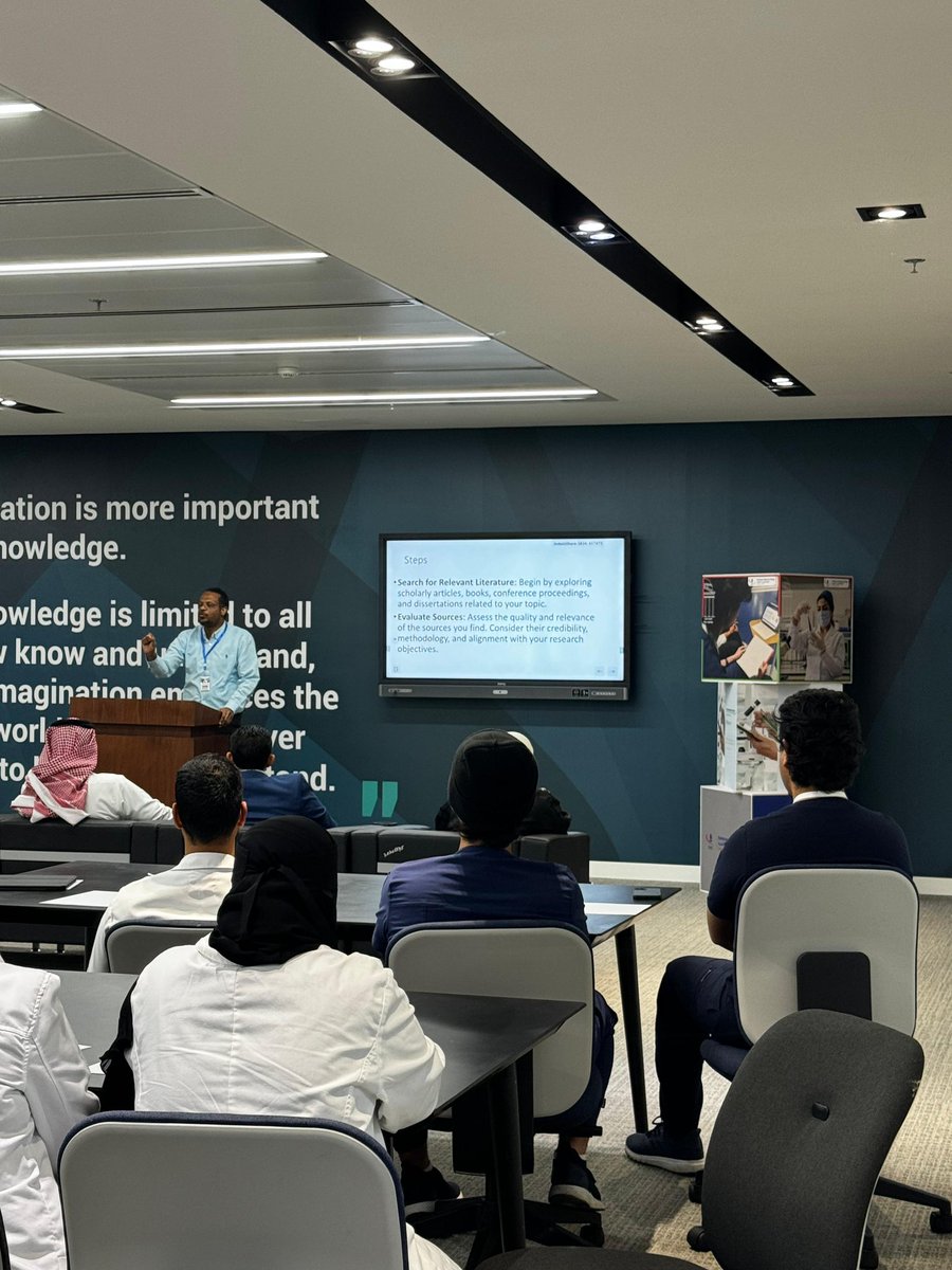 abuaqilh's tweet photo. 🤩What an honor co-presenting at our inaugural #ResearchClub workshop with @ahmed_humeda His passion lit up the hall. Thanks to organizers &amp; attendees for fueling discovery. Our work strengthening foundations has begun - onward to empowering more curious minds in healthcare. 👩🏻‍⚕️👨🏻‍⚕️ https://t.co/zxGgZl707I