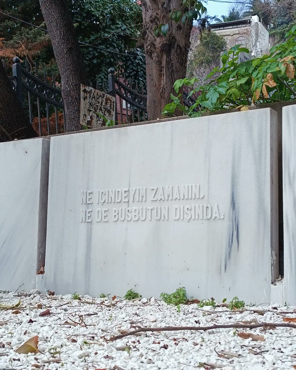 Eğer maziyi seviyorsam; ona, o güzel, büyük, muhteşem günlere bağlı isem emin ol ki bu, ölülerin de bu toprakta ve hayatımızda bir söz hakkı olduğunu düşündüğüm içindir. 

Ahmet Hamdi Tanpınar, Mücevherlerin Sırrı