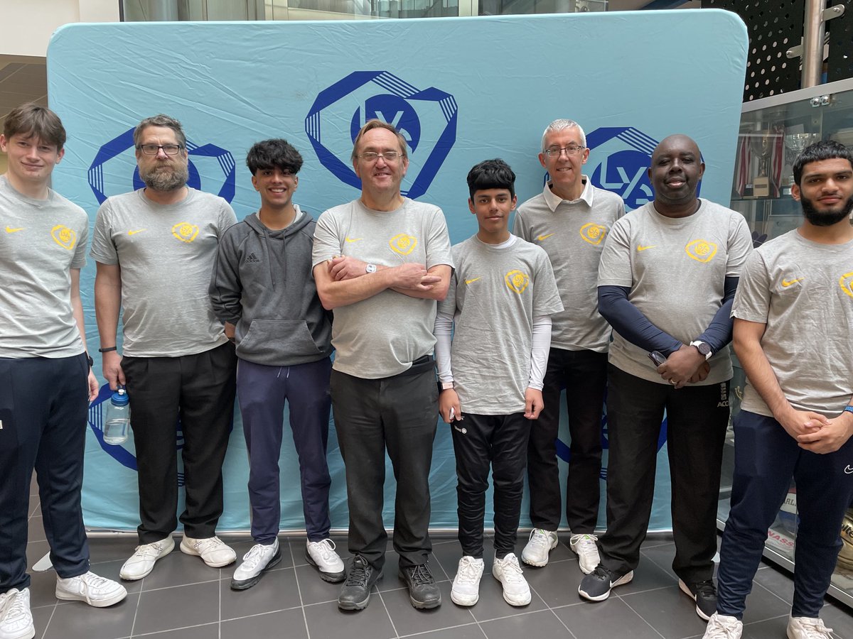 ⁦@LdnYouthGames⁩ umpires are ready to start the LYG boy”s cricket finals. Good luck to all teams🏏🏏