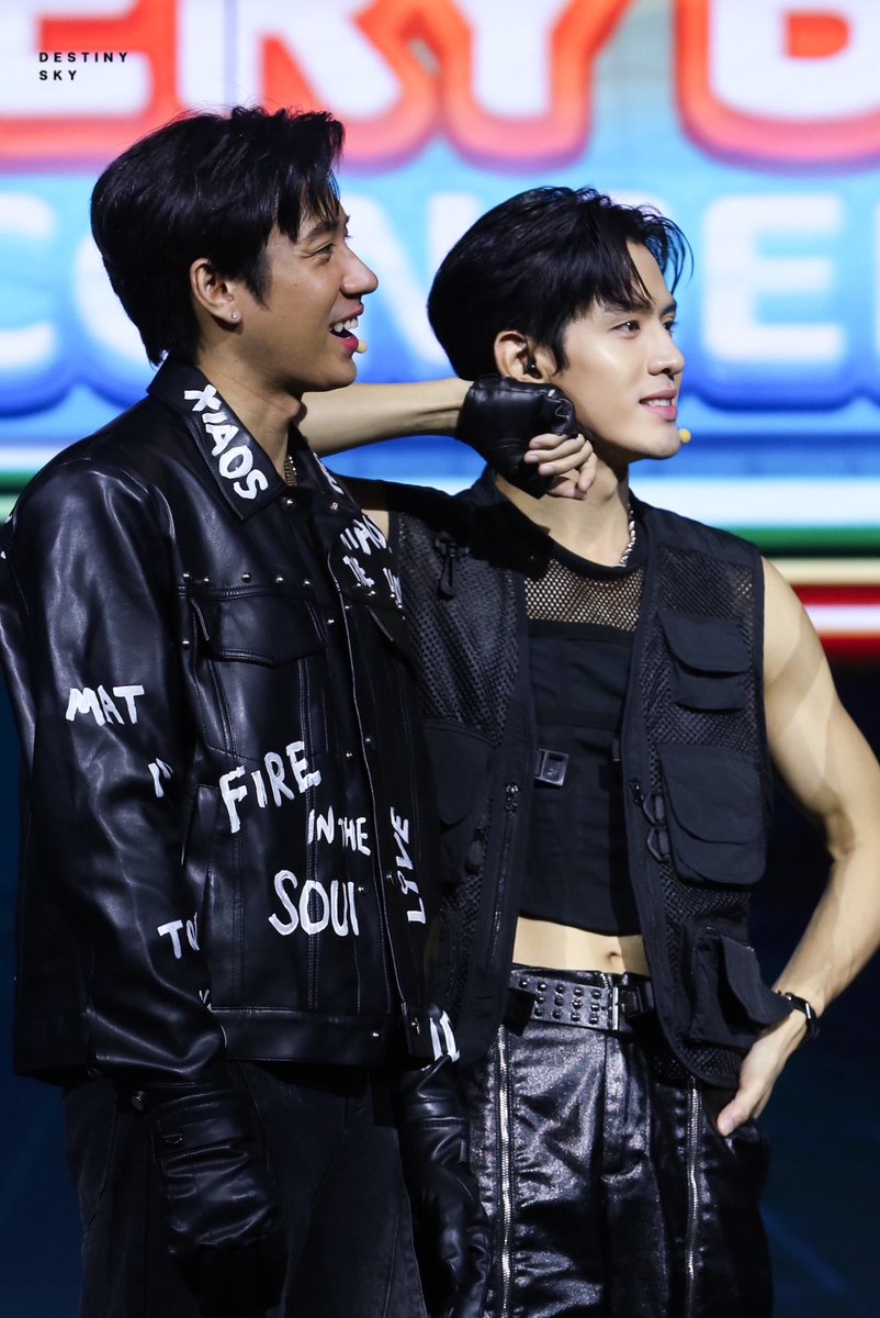 กล้ามใหญ่แล้วไง เป็นที่วางแขนส่วนตัวให้ได้ก็แล้วกัน 🥹

#Oneฟินเวอร์Fancon
#แจมฟิล์ม