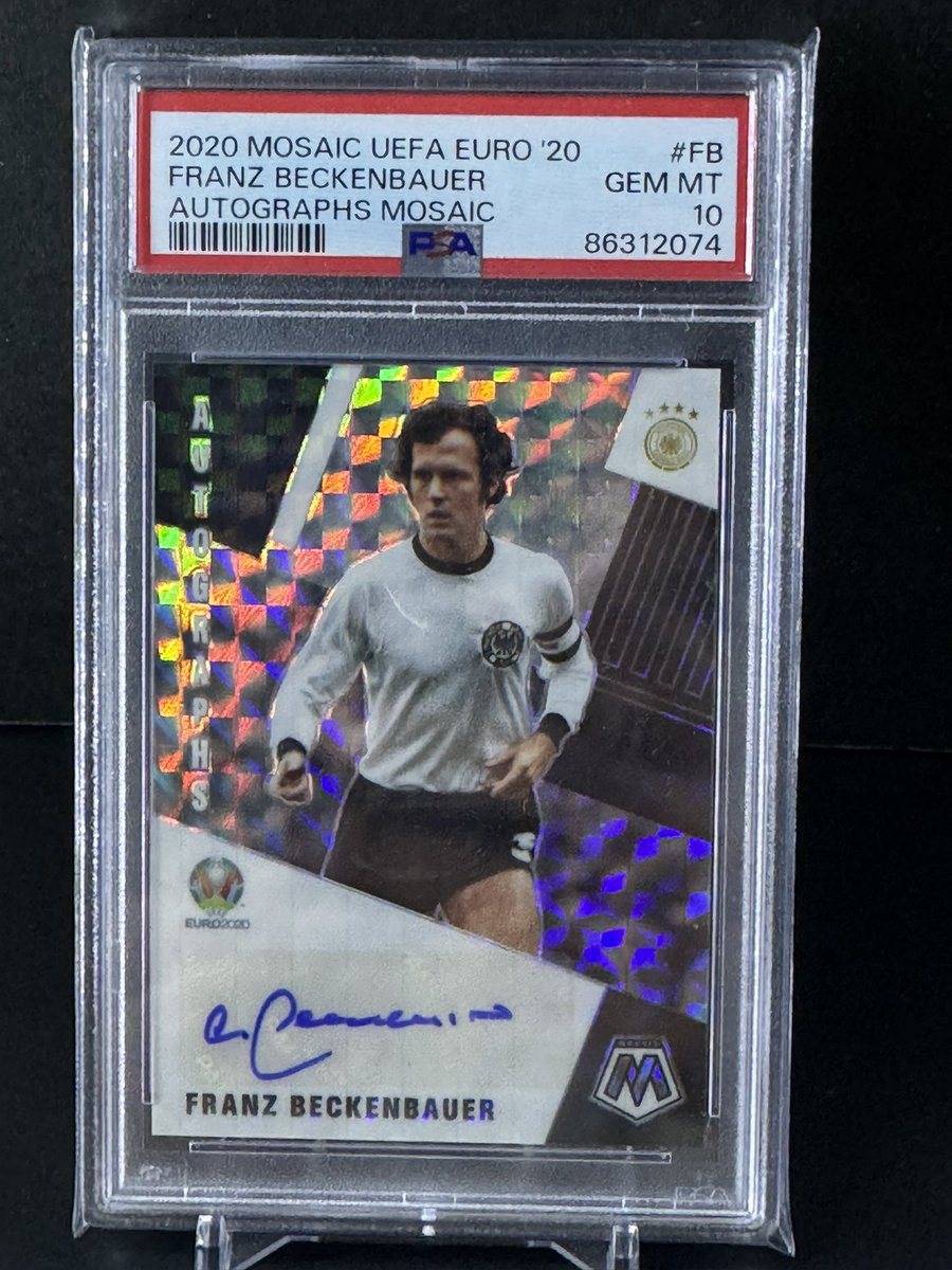 Memphis0119's tweet photo. 鑑定出してたの戻ってきました。

2020 Mosaic UEFA Euro Franz Beckenbauer PSA 10 
10を取れると思ってなかったのでガッツポーズ！

2022-23 Topps Chrome UEFA ZINEDINE ZIDANE gold Lava PSA8
サイドに寄ってるからしゃーないね。 https://t.co/402CDJ2cNh