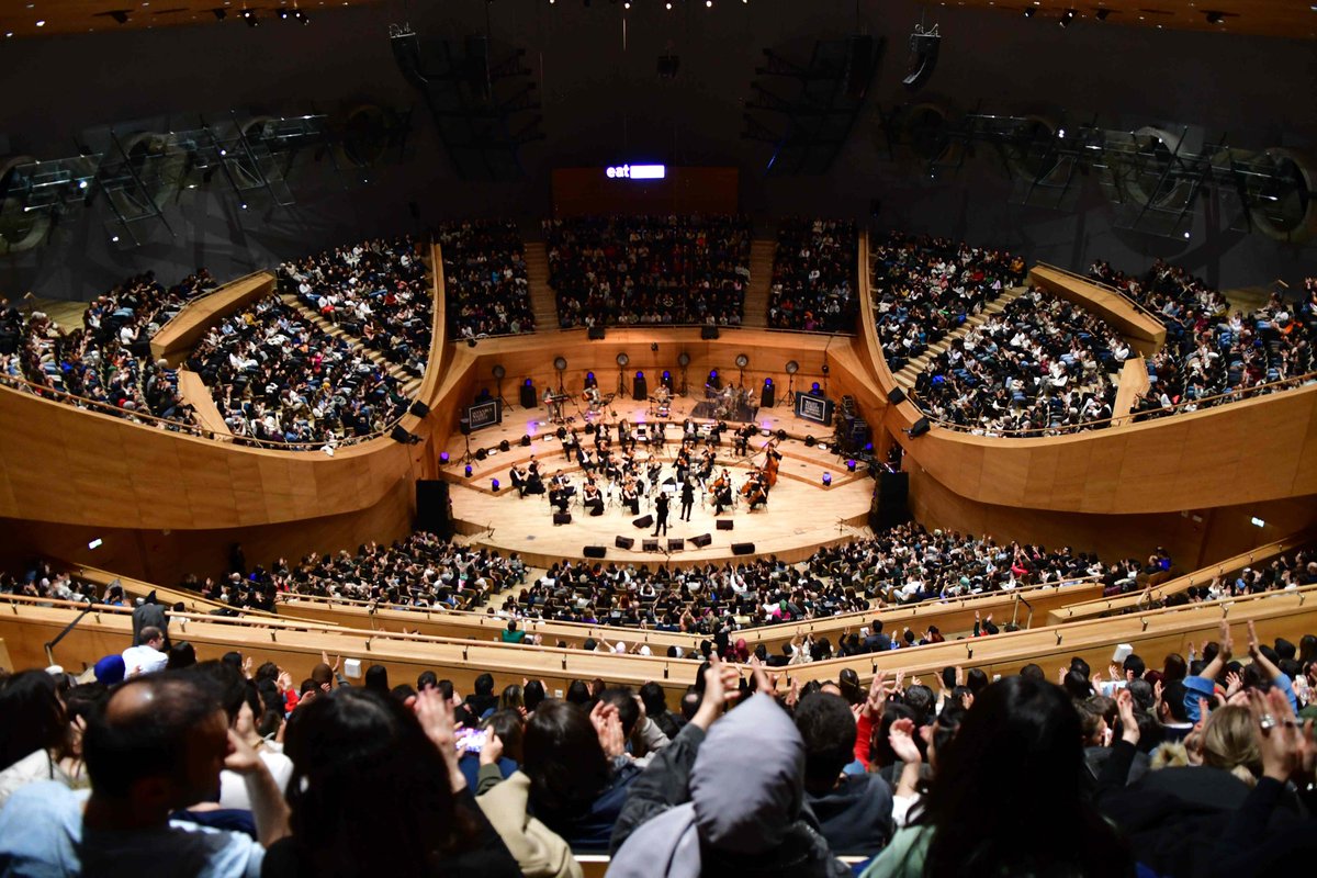 İlk senfonik konserinde izleyiciyi büyüledi: GÖKHAN TÜRKMEN temizmagazin.com/gundem/ilk-sen…