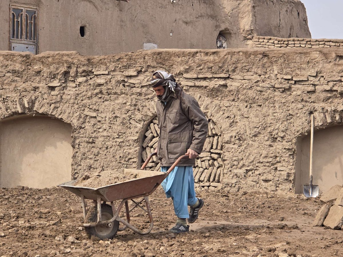 With @EU_Partnerships support, we're empowering earthquake-affected people in #Herat on their path to recovery through temporary job opportunities. Survivors in Zendajan district receive cash for work to collect debris & clean the sites, enabling them to rebuild their homes.