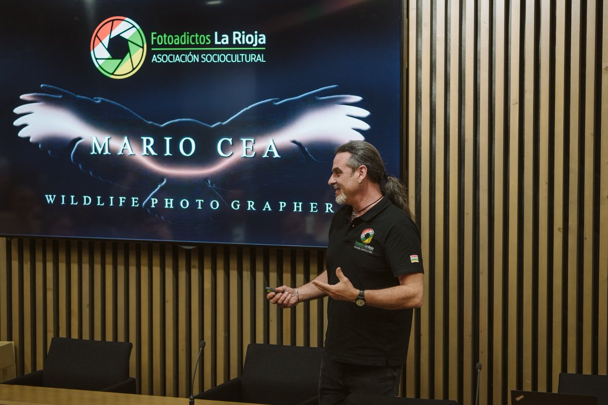 FotoAdictos_LR's tweet photo. La masterclass de #MarioCea con la maravillosa intervención de @RebecaPardo nos dejó a todos con ganas de salir a buscar fauna salvaje para fotografiar. https://t.co/lqrkXox0Y6