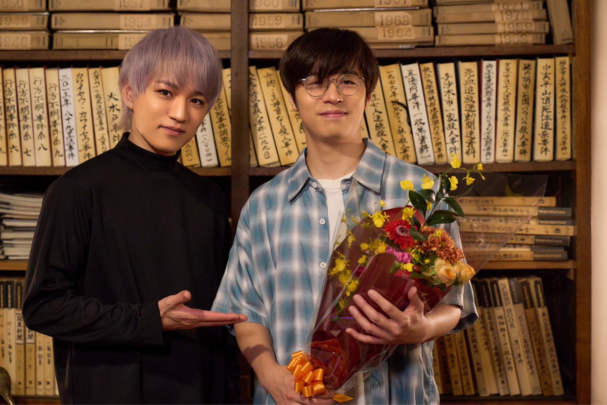 hakubo_drama's tweet image. ／
「#白暮のクロニクル」こぼれ話
＼

梶田直役の #田村健太郎 さん👓
クランクアップ写真をお届け💐

直の家での田村さんと #神山智洋 さんの息を呑むようなほぼワンカットでの撮影シーン、芝居合戦は流石でした👏

最後に記念のツーショット📸
ありがとうございました！😌

#ゆうきまさみ #WOWOW