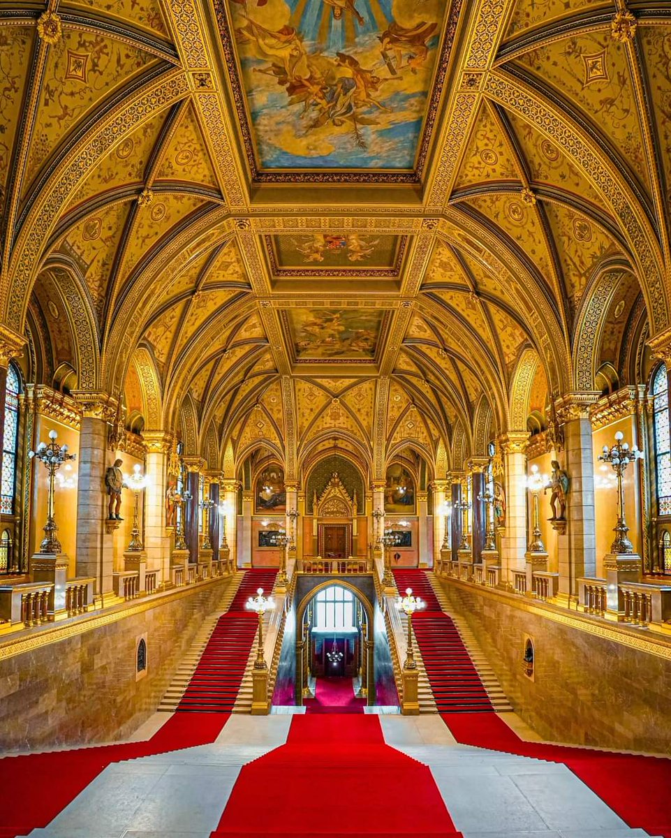 🇭🇺 The grand staircase in the Hungarian #Parliament building in #Budapest is a stunning example for the appetite for monumentality and grandeur in the 19th century Austro-Hungarian Empire. ©Architecture&History FB page