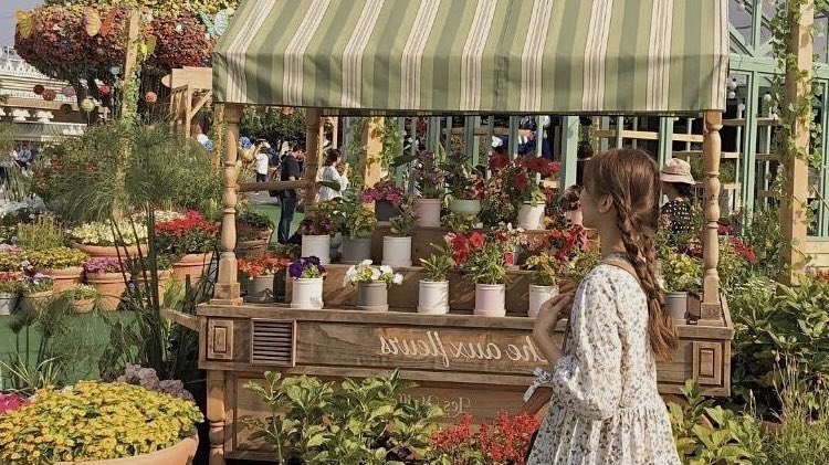 at the farmer's market 👒