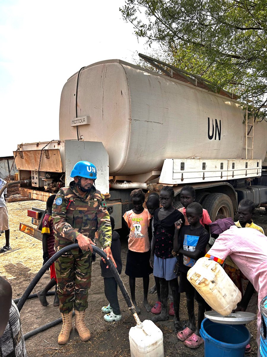 As @UNISFA_1 steps up efforts to address water crisis in #Abyei exacerbated by soaring temperatures and internal displacement, Min. Chol Changath spent a day with #peacekeepers to witness firsthand the mission's efforts to provide water to vulnerable communities. #ClimateCrises