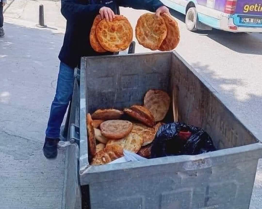Gazze de insanlar bu ekmeği yiyebilmek için yerden un toplarken, bizim nimete reva gördüğümüz bu işte. Birde onların imânına imreniyoruz dimi? Yokluğu bilmiyoruz, açın halinden anlamıyoruz, kopsun kıyamet diyecek kadar da cesuruz vesselam! #Gazze #Palestine
