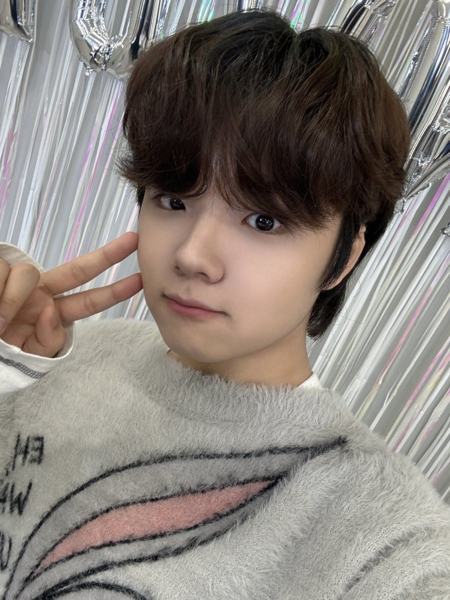 thewind_twt's tweet photo. [#안찬원] 우리 멤버들 서프라이즈 선물 덕분에 행복한 생일 주간을 보냈어요🩵
저의 생일 파티에 와주신 위즈 여러분들도 너무 감사하고 사랑합니다 ❤️💙💛💜💙🩵 멤버들도 사랑해❤️ https://t.co/cDHBxJst7g