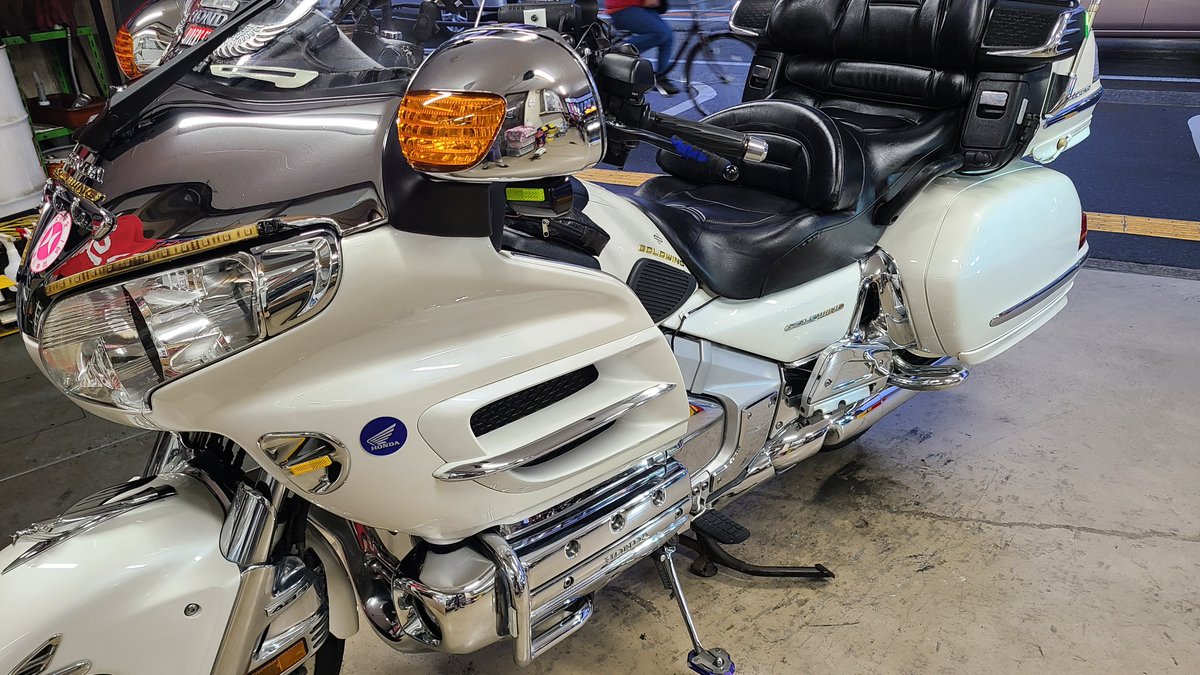 WG_VVERV's tweet photo. ホンダ ゴールドウィングのリフレッシュコートさせていただきました!
洗車の為にわざわざ関東から来られたそうで😳とても感謝です!
洗車した事ないと仰ってて、確かにオーナー様とバイクライフを築いた証がありましたがキレイになりました✨
#GL1800 #バイク洗車 #出張洗車 #SC47 https://t.co/ktcdqIeK2F