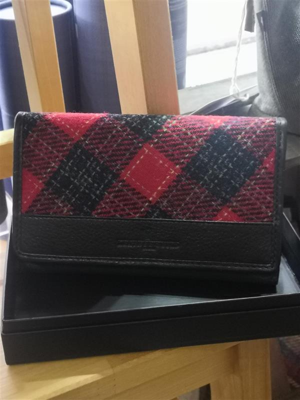 ascentsofscot's tweet photo. Pop of color, timeless style! This stunning purse by Leather Guild pairs luxurious genuine leather with a vibrant rowan red Islay tweed. The perfect statement piece to add a touch of personality to your everyday look.
#LeatherGuild #IslayTweed #RowanRed #PurseLove #ShopNow https://t.co/dMtAUR2xU6