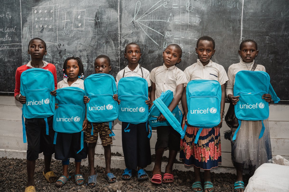 Apprendre partout et tout le temps ✨ L'UNICEF met en place des espaces temporaires d'apprentissage et distribue des fournitures scolaires pour permettre aux enfants déplacés par la violence à l'est de la RD #Congo de continuer à apprendre, où qu'ils se trouvent.