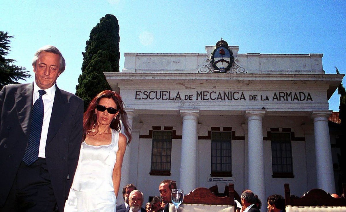 CFKArgentina's tweet image. Un día como hoy, hace 20 años, acompañé al Presidente Néstor Kirchner al acto de recuperación de lo que fuera el mayor centro clandestino de detención de la Dictadura cívico-militar iniciada el 24 de marzo de 1976, la ESMA. 
 
Tal vez, el lugar más emblemático de la tragedia