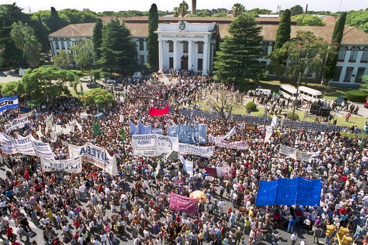 Un día como hoy, hace 20 años, acompañé al Presidente Néstor Kirchner al acto de recuperación de lo que fuera el mayor centro clandestino de detención de la Dictadura cívico-militar iniciada el 24 de marzo de 1976, la ESMA. Tal vez, el lugar más emblemático de la tragedia…