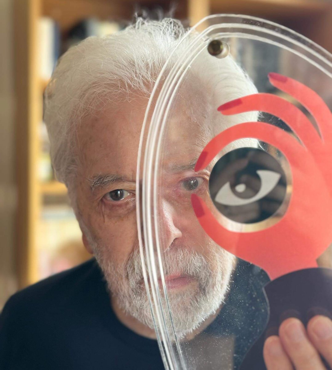 Hoy domingo, es mi día de descanso.
Mi mayor descanso es dejar de tratar ser yo.
Nadie sabe lo que realmente es.
Somos un pequeño dedo incrustado en un pie gigante.
Me queda decir hoy: “solo soy lo que estoy condenado a no conocer”.
-¿Qué es la verdad?
-La razón hace preguntas