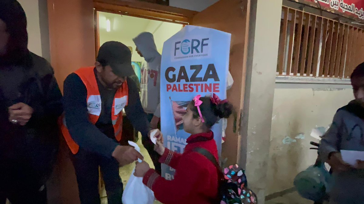 syedfaisalsamii's tweet photo. Distribution of Iftar meals in Gaza 🇵🇸 Palestine by FGRF (Ramadan 2024) https://t.co/C5MxJ1QnhP