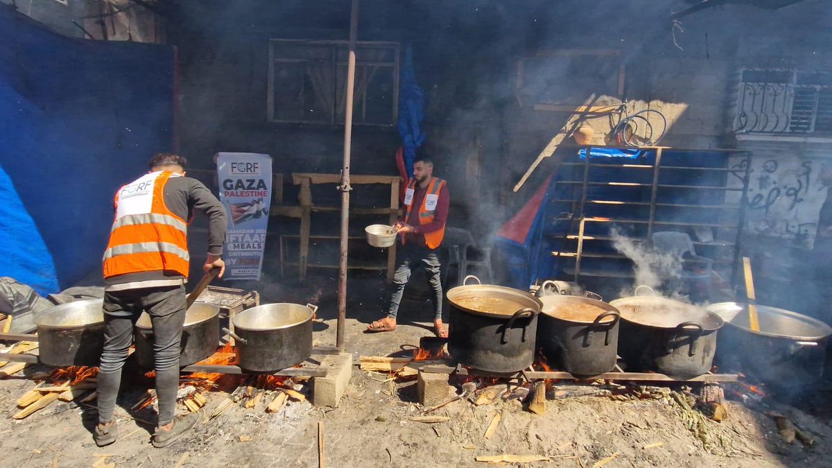 syedfaisalsamii's tweet photo. Distribution of Iftar meals in Gaza 🇵🇸 Palestine by FGRF (Ramadan 2024) https://t.co/C5MxJ1QnhP