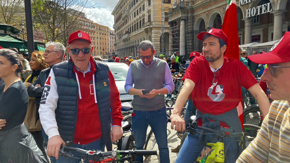 🟥 CONTRO I FASCISMI, PEDALARE! La biciclettata antifascista, come le staffette partigiane, a 80 anni dall’eccidio delle Fosse Ardeatine. Su due ruote da piazza dell’Esquilino alle Fosse Ardeatine anche il segretario generale della Cgil #MaurizioLandini