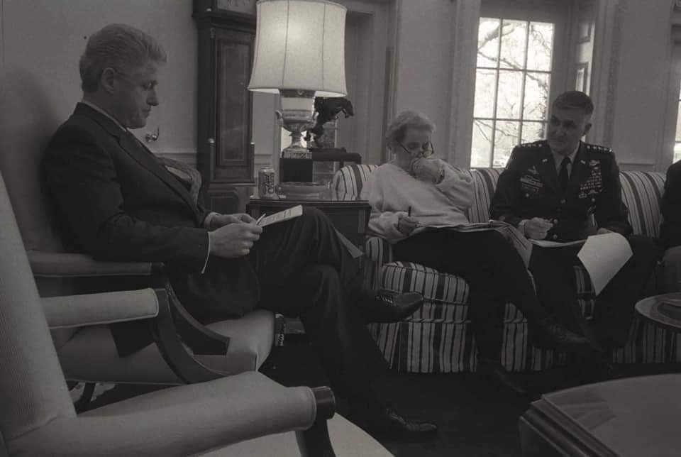 #OnThisDay 25 yrs ago in the situation room of @WhiteHouse  -- then 🇺🇸 President @BillClinton and the late #SecState #MadeleineAlbright -- led the #NATO’s air campaign against Serbia’s air defenses.

#NeverForget #UnitedStates #Kosova #Freedom