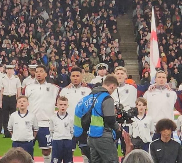 DM1185's tweet photo. 🏴󠁧󠁢󠁥󠁮󠁧󠁿 A weekend to remember! 🏴󠁧󠁢󠁥󠁮󠁧󠁿

England Mascot with Ollie Watkins, singing the National Anthem with Jude Bellingham &amp; travelling in style with Driven! @stannesrcp #ENGBRA https://t.co/ckeYk4IKma