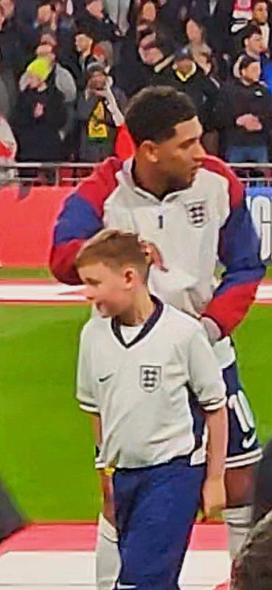 DM1185's tweet photo. 🏴󠁧󠁢󠁥󠁮󠁧󠁿 A weekend to remember! 🏴󠁧󠁢󠁥󠁮󠁧󠁿

England Mascot with Ollie Watkins, singing the National Anthem with Jude Bellingham &amp; travelling in style with Driven! @stannesrcp #ENGBRA https://t.co/ckeYk4IKma
