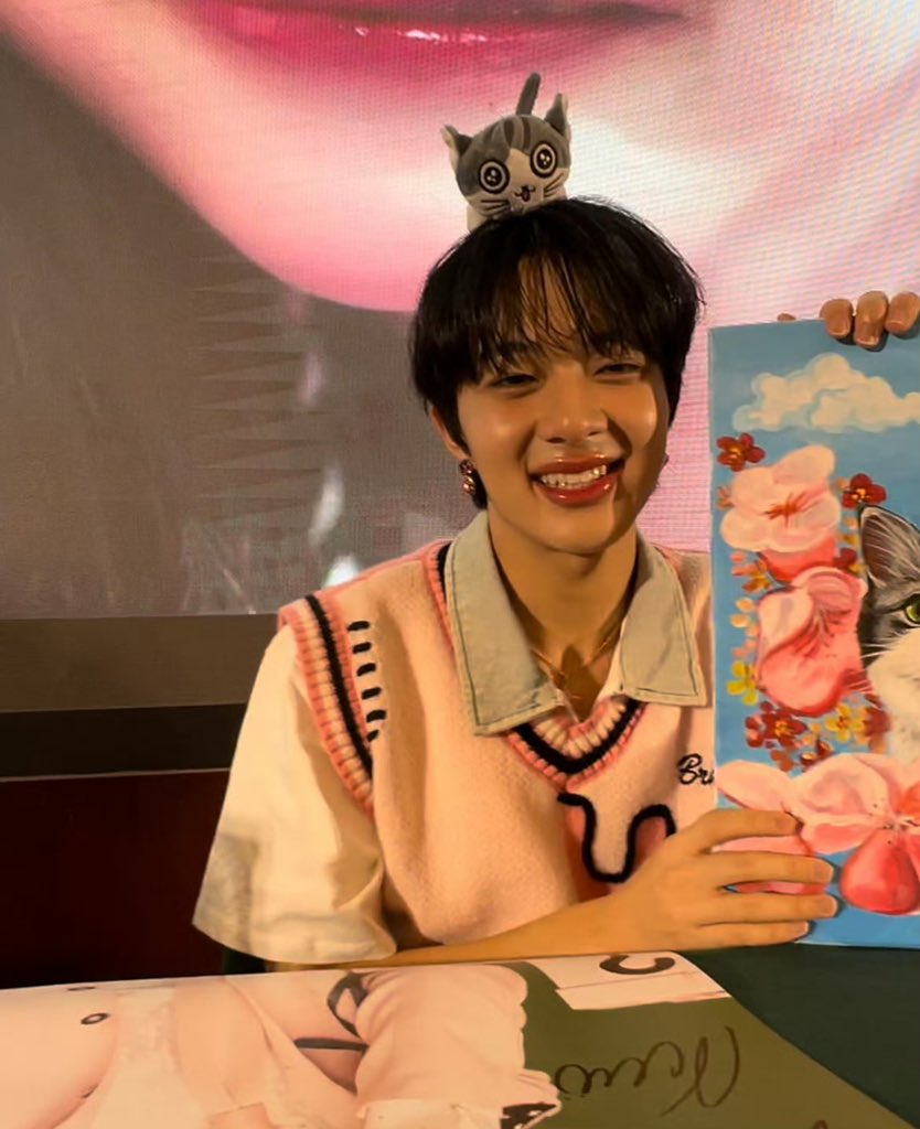 iamtoyyot's tweet image. ทุกคนอันนี้น่ารักมาก ฟค.ท่านนี้เค้าวาดรูปเองแล้วเอาไปให้น้องนิวแล้วน้องนิวบอกสวยมากแล้วยังบอกว่าวาดรูปน้องหมาให้เฮียด้วยจิ แกน่ารักมาก😭😭😭😭🐈🫵🏻💖💖🎀🎀🫵🏻 #NuNewEhFansignInChina