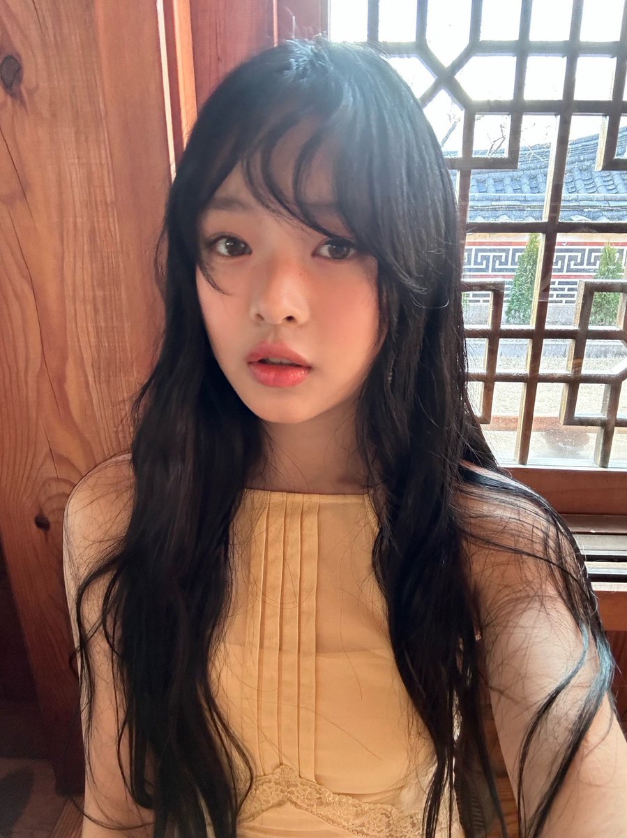 HANNIDATA's tweet photo. Hanni via Phoning

#하니 #HANNI #ハニ https://t.co/9tefjyLxAR