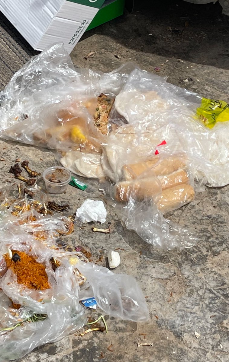 النعمه التي تُرمى هكذا بأفعال السفهاء الظالمين لأنفسهم من أعظم مصائب كفر النعمه ولا ننسى أن الله أهلك قريه بسبب فساد سبعه فما بالكم أن هذا حال معظم شعوب المسلمين!؟
في غزة وغيرها لا يجدون حبة أرز ولا قطعة خبز ونحن نرمي بلا إحترام في الزباله نعم الله. اللهم لا تؤاخذنا بما فعلوا