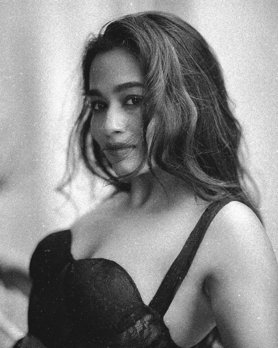 kaavya_arivu23's tweet photo. I saw her and she hit me like….♠️🌹 https://t.co/fJexyLZMTg