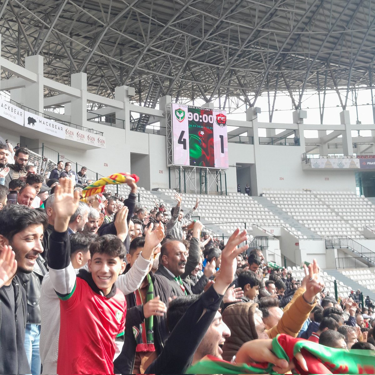 AmedsporSK's tweet photo. Maç Sonu | #Amedspor 4-1 Erzincanspor 

L1DER YİNE #AMEDSPOR 😎 https://t.co/2TsNHwpEzp
