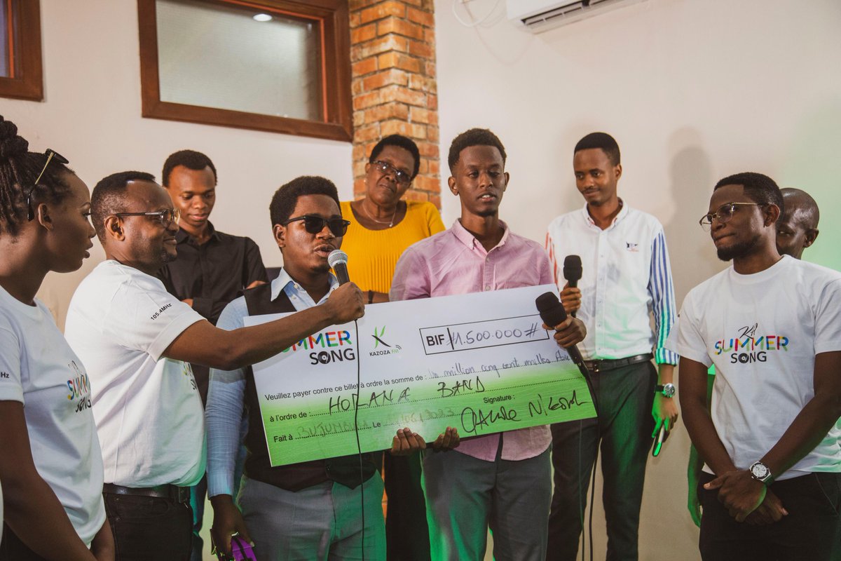 KazozaFM's tweet photo. 😉🤩 Throwback on the #KaSummerSong final, edition 2023 🔥

 Ikibanza ca 1 catahukanywe n'umugwi  #HoranaBand maze uronswa 1.500.000Fbu

Mu ca 2 hari #InèsRaguel ku gashimwe ka 1.000.000Fbu 

Uwa 3 yari @Arnovic_ yatahukanye 500.000Fbu

🥳 Highlights of the show 🔥

#Burundi https://t.co/Jgesr9GjkA