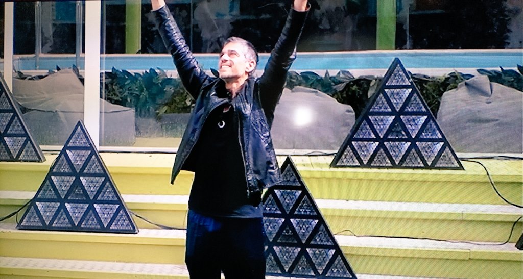 RosveryDana's tweet photo. #grandefratello 
Ultimo aereo per Max...
TU ❤️ LA SCOPERTA+ BELLA ❤️ #miassi https://t.co/eaxRXNDvSO