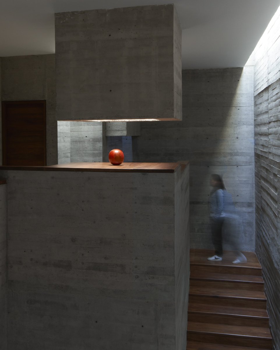 ibit.ly/reWOA Casa HMZ conceived by Mexican architect Lucio Muniain defies the conventional norms of concrete’s applicability, unveiling through a symphony of light and shadow.
