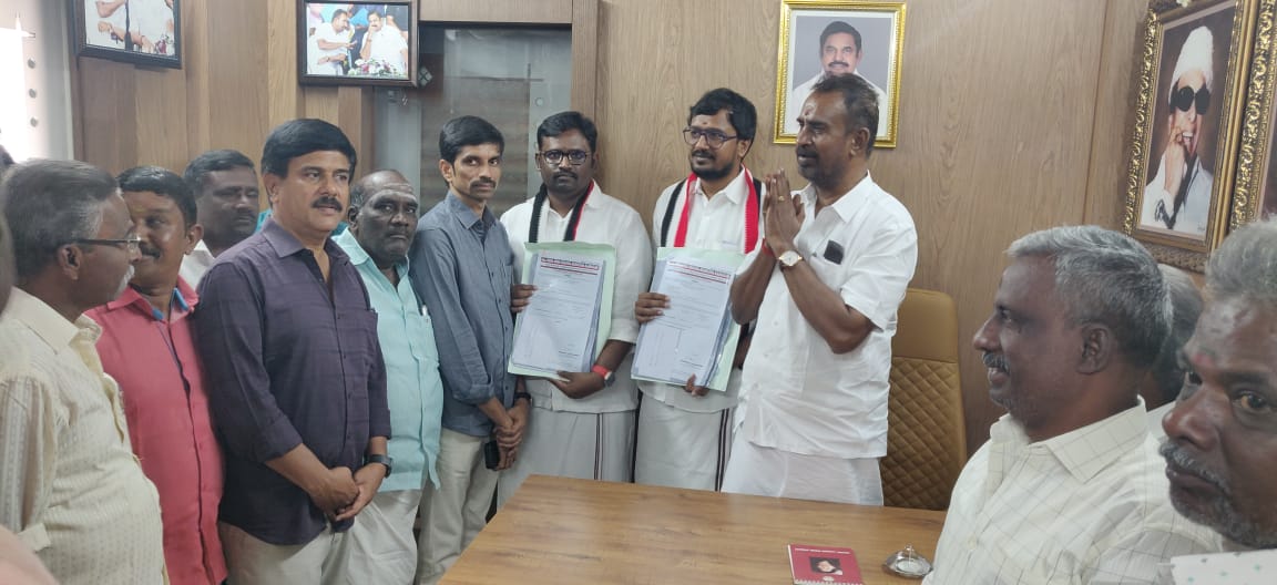 SPVelumanicbe's tweet photo. மாண்புமிகு எதிர்க்கட்சித் தலைவர், கழகப் பொதுச்செயலாளர், புரட்சித் தமிழர் அண்ணன் திரு. #எடப்பாடியார் அவர்களின் ஆணைக்கிணங்க,

தேர்தல் பணிகளை தொடங்கியுள்ள கழக வெற்றி வேட்பாளர்கள் திரு. @RamaAIADMK, திரு. லோகேஷ் தமிழ்செல்வன் ஆகியோர் நேரில் சந்தித்து வாழ்த்து பெற்றனர்.

இந்த மக்களவைத் தேர்தலில், மாண்புமிகு எதிர்க்கட்சித் தலைவர், கழகப் பொதுச்செயலாளர், புரட்சித் தமிழர் அண்ணன் திரு. #எடப்பாடியார் அவர்கள் அறிவித்துள்ள கழக வேட்பாளர்கள் அனைவரும் மிகப் பெரிய வெற்றியை பெறுவார்கள்!

@EPSTamilNadu @AIADMKOfficial @AIADMKITWINGOFL @ADMK_Kovai #AIADMK #அஇஅதிமுக #வெல்லட்டும்_இரட்டைஇலை