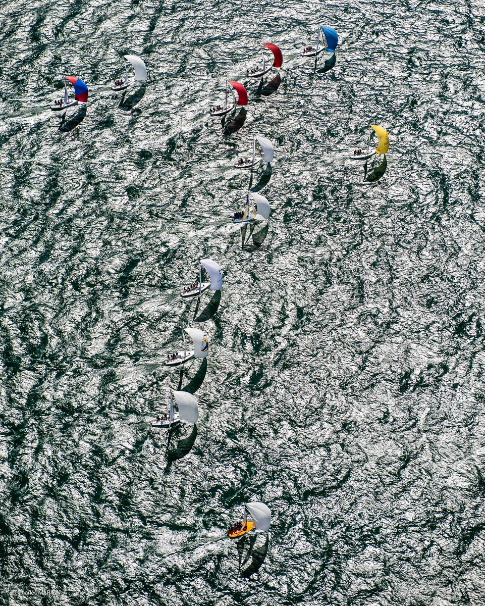 CMphotographer's tweet image. Un dimanche de régates. Image réalisées pour « La Mer &amp;amp; ses Hommes », lors d’une édition du Spi Ouest France - Intermarché.

Que c’est beau vu du ciel, vous ne trouvez pas ?

©️C.Marion 
#regate #bretagne #voile #sailing