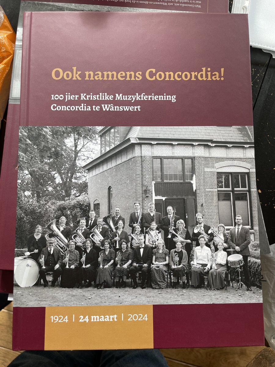 pripke's tweet photo. Juster in prachtige jubileumdei meimakke by 100 jier muzykferiening Concordia te Wânswert.
De presintaasje fan ‘myn’ boek yn Eldorado en it jubileumfeest, de jûns mei de jubilaris, Thirza Fekkes en #vangrail mei seremoanymeester Raynaud Ritsma poerbêst slagge!
#ooknamensconcordia https://t.co/RVbkX1EUN5
