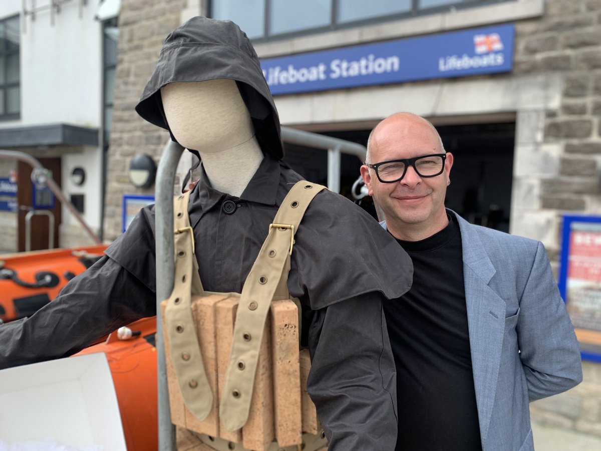 This evening’s Antiques Roadshow comes from a very sunny Swanage. BBC1 8pm @BBC_ARoadshow @BBCBristolPR #antiquesroadshow