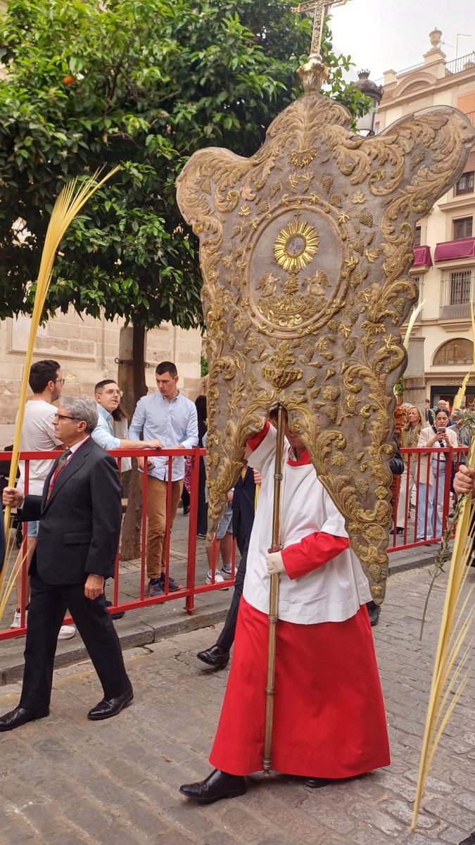 Hemos portado el estandarte sacramental de @sacramental1511 durante la procesión de palmas de la Catedral @saga_santizo #CuadrillaManoloSantizo