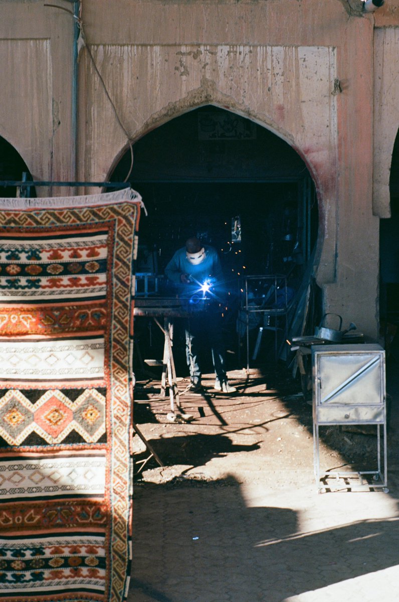 Inside the Souk II 🛒
📍#Rissani, #Morocco. 🇲🇦
🗓️ 2 Nov 2023
📷 #Minolta #MinoltaSRT303b
🎞️ #KodakEktar100 #KodakProfessional #Kodak 
#film #filmphotography #streetphotography