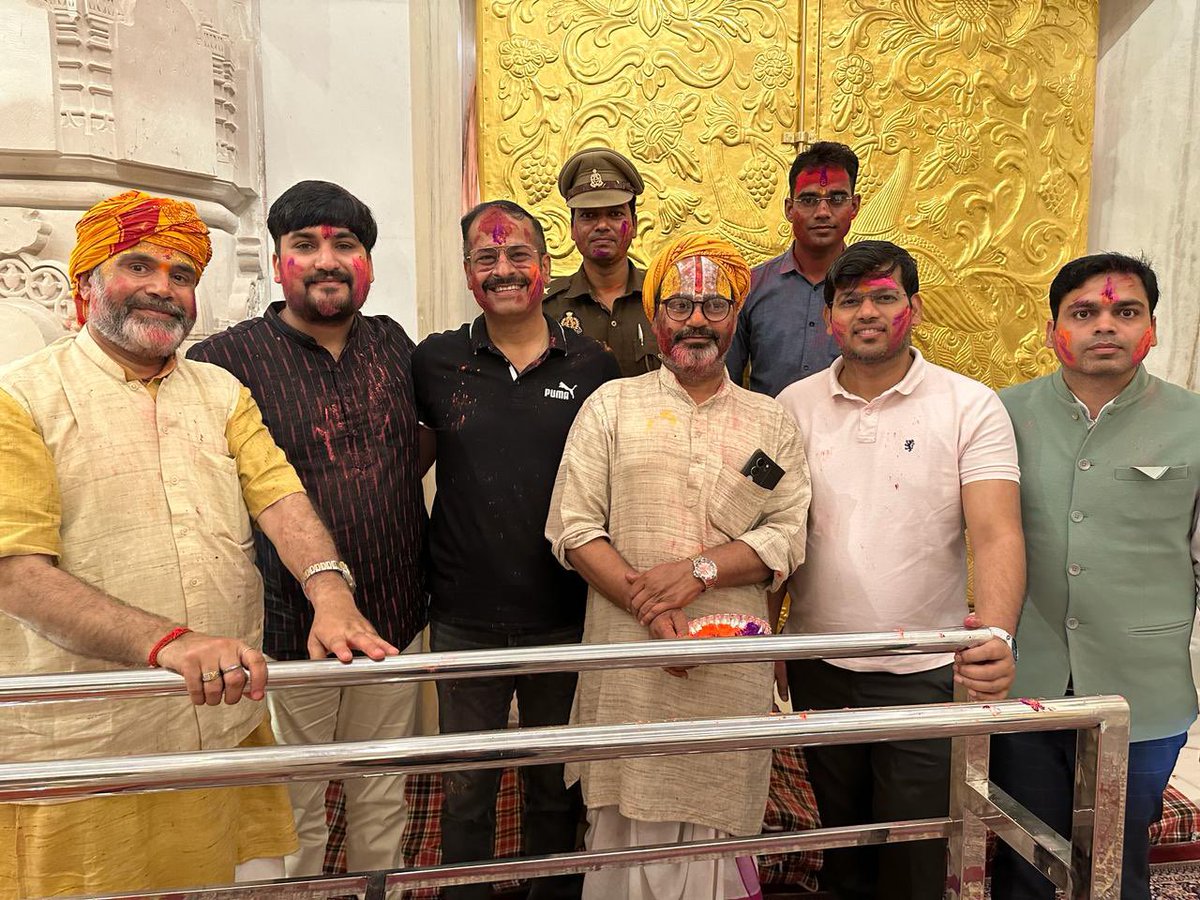 Happy holi 
अवध मे होली खेलें रघुवीरा…….