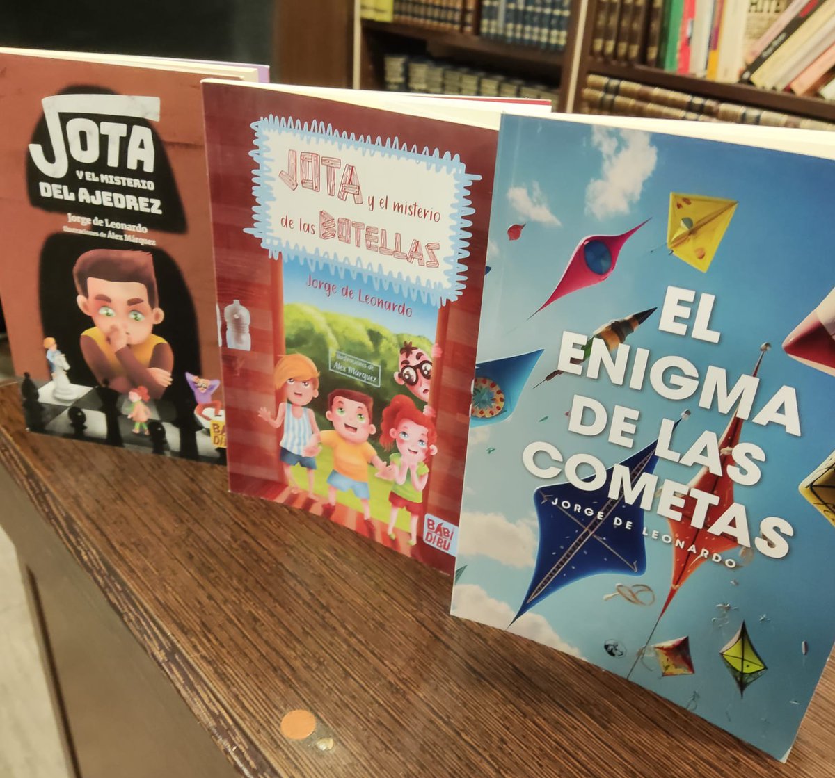 Llega Semana Santa. Son buenos días para leer...me 😅. Así que ya sabes. Sumérgete en el mundo de Jota y vuela con Lolo y Nico como hacen las cometas.