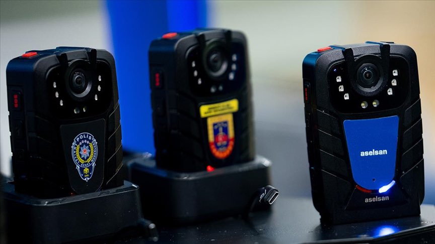 ASELSAN'ın yerli ve milli imkanlarla ürettiği yaka kamerası, güvenlik güçlerinin üçüncü gözü oldu ✅Anlık taramayla suçlu tespiti yapılabiliyor. ✅Yerli ve milli yapay zeka algoritmaları kullanılıyor.