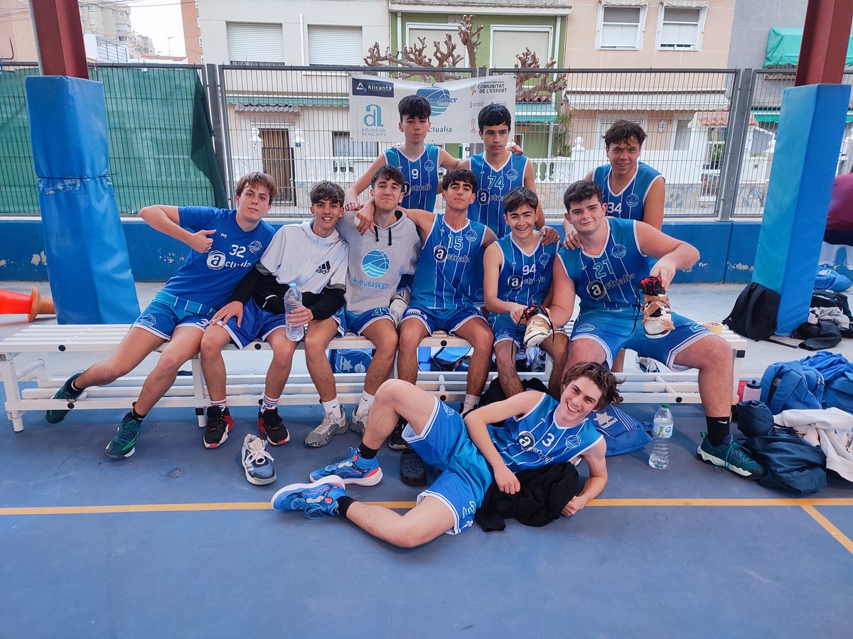 ALBUBASKET's tweet photo. Victoria de nuestro junior en Elche.
Y la víctoria por fin llegó! 🙌🏻
Felicidades a todos por el partido, por fin el esfuerzo y trabajo ha dado sus frutos. 🫶🏼
Seguimos trabajando y aprendiendo 💪🏻💙
#albubasket #fbcvdirecto #sumaconeldeporte https://t.co/03cJNHdLjv