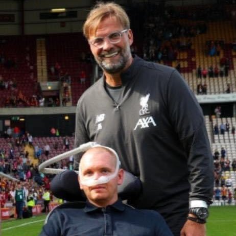 ⚽️ ON the last leg of #MarchOfTheDay, as they head towards #LFC, let's remember CHRIS RIMMER, former #soldier and co-founder of @DarbyRimmerMND! 

Chris lost his life to #MND in April 2022, aged 39. Bless you for making a difference!

Fly free, Chris.... 😢 

#MND #MoreNeedsDoing